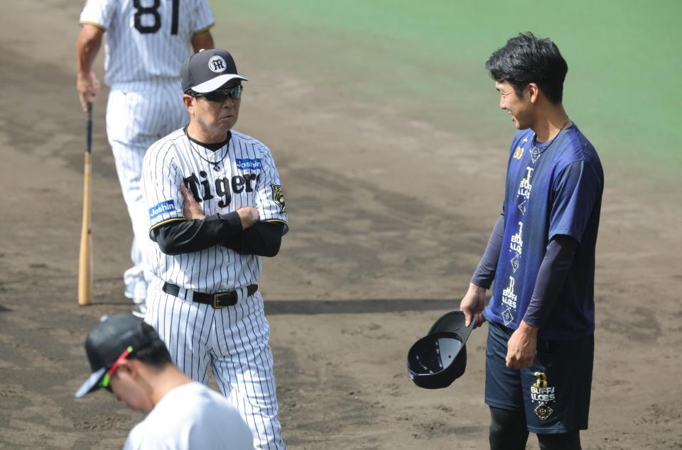 　平田２軍監督（左）にあいさつをする小野＝９月２８日