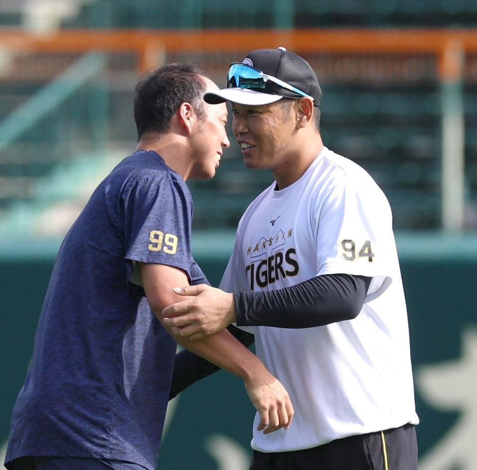 　練習中に青柳と抱擁を交わす原口（右）＝撮影・北村雅宏