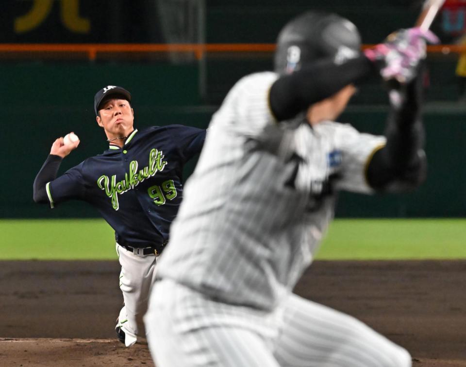 　大山（手前）に投じる青柳（撮影・西田忠信）