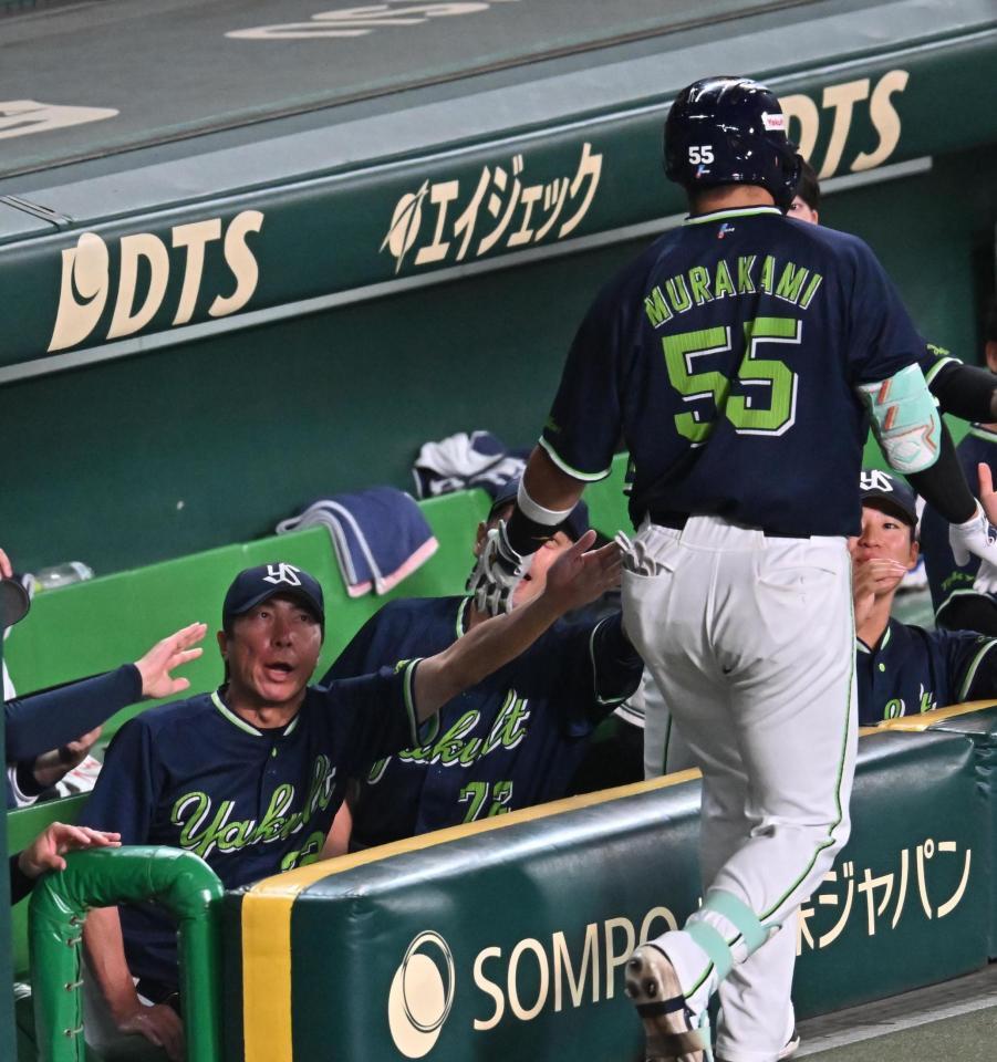 　４回、ソロを放った村上（５５）を迎える高津監督（撮影・西田忠信）