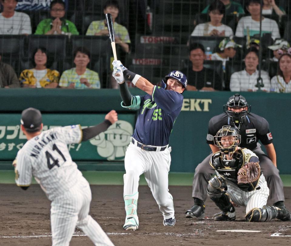 　４回、右翼スタンドへソロを放つ村上（撮影・立川洋一郎）