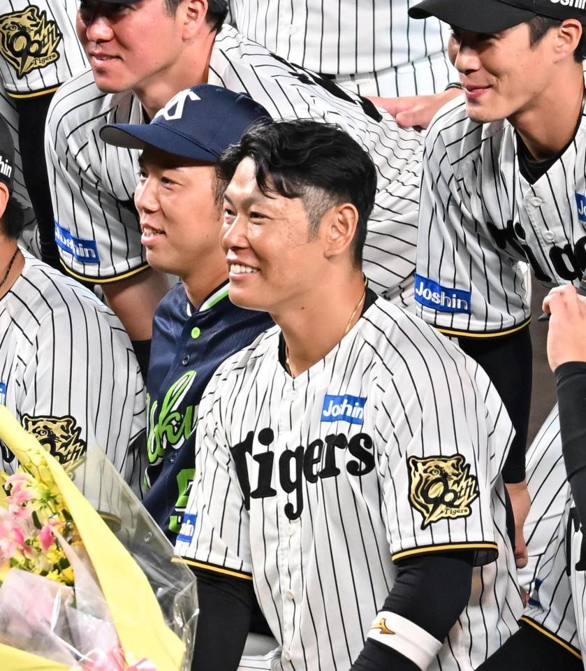 　集合写真で笑顔の青柳（左）と原口（撮影・西田忠信）