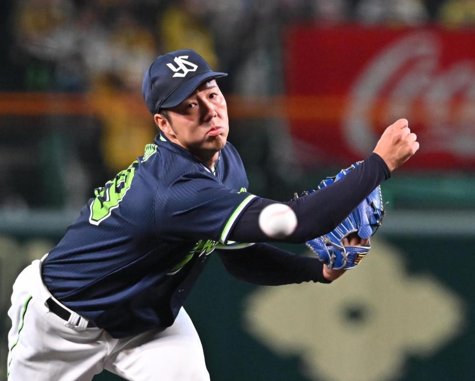 　力投する先発の青柳（撮影・西田忠信）