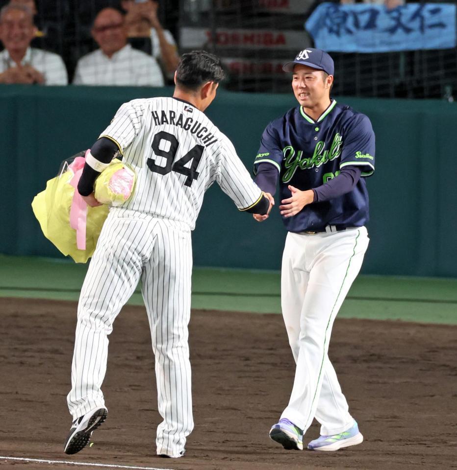 　原口の引退セレモニーに参加する青柳（撮影・立川洋一郎）