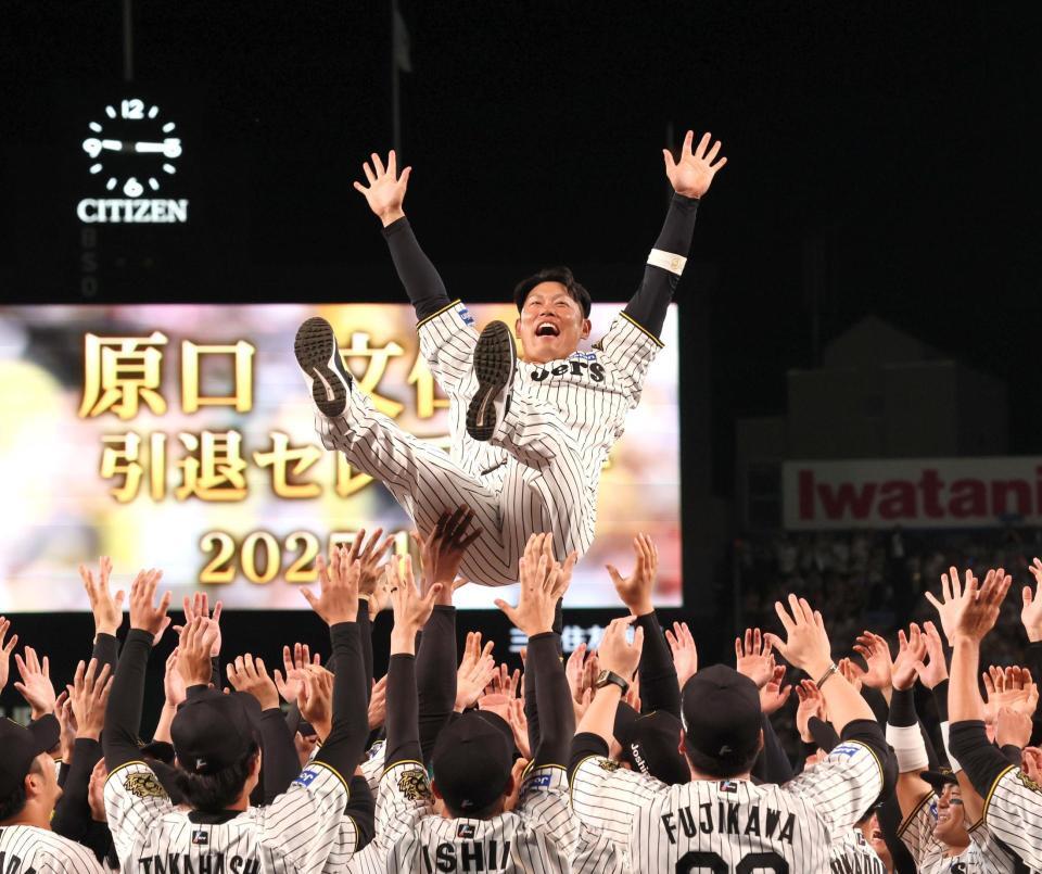 　胴上げされる原口（撮影・北村雅宏）