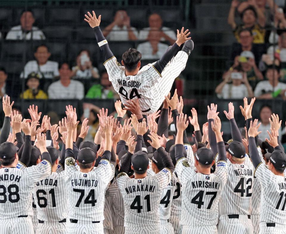 　チームメートに胴上げされ宙を舞う原口（撮影・立川洋一郎）