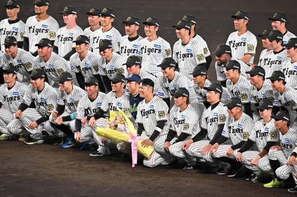 　青柳も交えて集合写真に納まる原口ら（撮影・西田忠信）