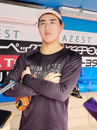 　練習を終えて取材を受ける西川