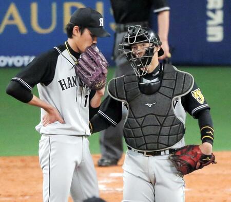 　藤浪（左）に声をかける原口＝２０１６年５月