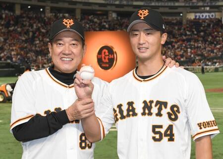 　プロ初勝利を挙げ、原監督（左）から祝福される直江＝２２年８月