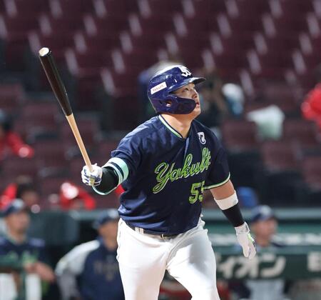 　１回、右犠飛を放つ村上（撮影・市尻達拡）