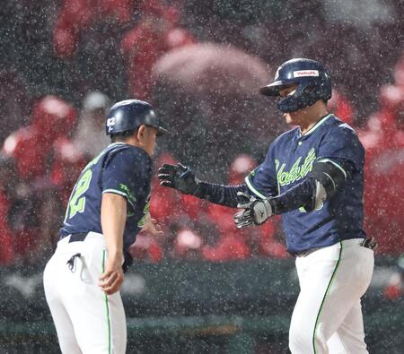 　４回、左越えソロを放ち、タッチを交わす北村恵（撮影・市尻達拡）