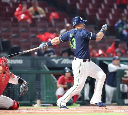 　１回、中前タイムリーを放つオスナ（撮影・市尻達拡）