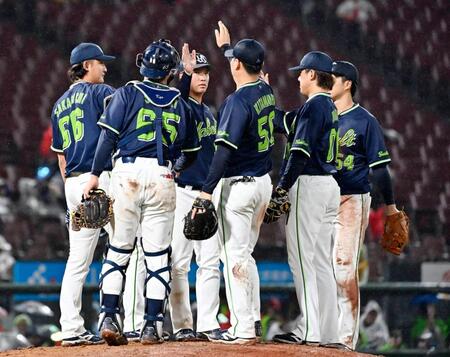 　広島に勝利し、タッチを交わすヤクルトナイン