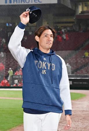 　ヒーローインタビューを終え、スタンドの声援に応える高梨