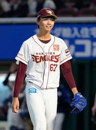 　５回を投げ終えベンチに戻る大内