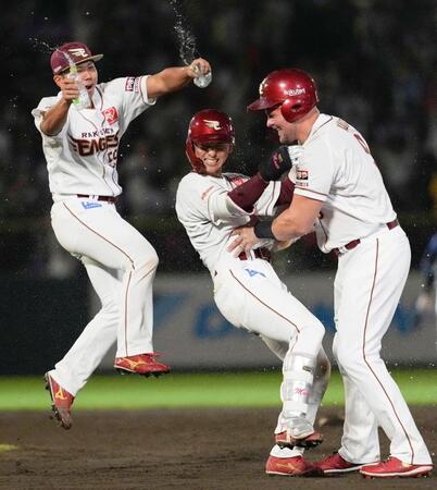 　９回、サヨナラ打を放ちナインから祝福を受ける宗山（中央）