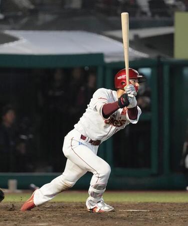 　９回、宗山が右前にサヨナラ打を放つ