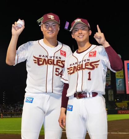 　ヒーローインタビューを終え、ポーズをとる日当（左）と宗山