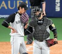 　藤浪（左）に声をかける原口＝２０１６年５月