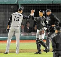 　藤浪（左）とハイタッチを交わす原口（右）＝２０１６年６月