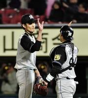 　原口（右）とハイタッチする藤浪＝２０１６年６月