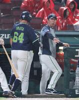 　５回、生還した岩田を出迎える高津監督（撮影・市尻達拡）