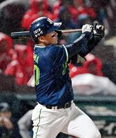 　５回、北村恵が左翼線に適時二塁打を放つ