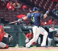 　１回、中前タイムリーを放つオスナ（撮影・市尻達拡）