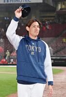 　ヒーローインタビューを終え、スタンドの声援に応える高梨