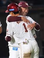 　９回にサヨナラ打を放った宗山（１）を迎える三木監督