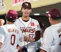 　５回を投げ終えナインとタッチを交わす大内。プロ２度目の先発で５回２失点と試合を作った