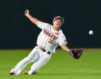 　１回、西川の飛球を好捕する中堅手中島