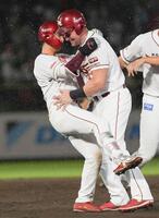 　９回、サヨナラ打を放ち、ボイト（右）と抱き合う宗山