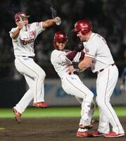 　９回、サヨナラ打を放ちナインから祝福を受ける宗山（中央）