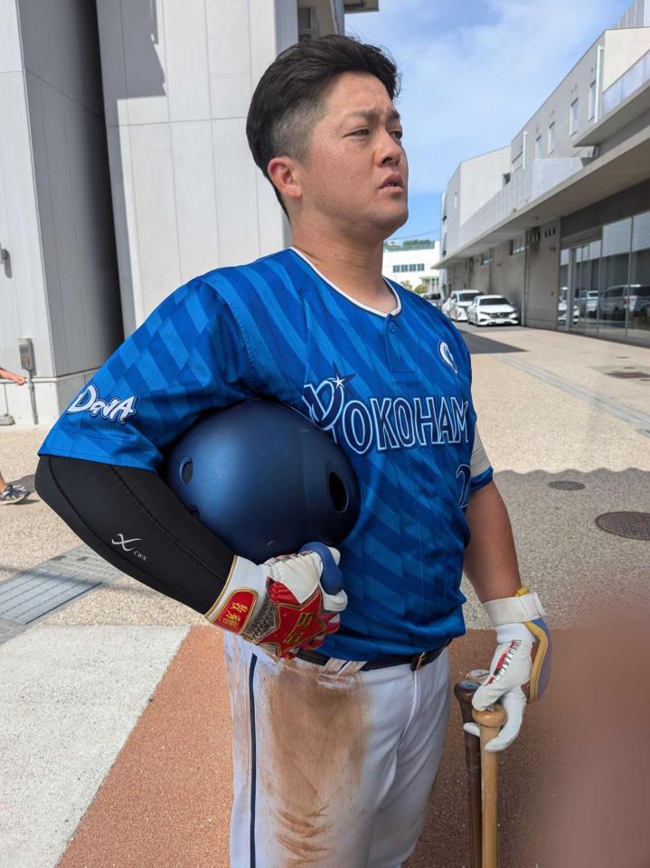 　ライブＢＰを終え、取材に応じる牧