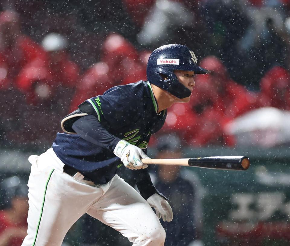 　５回、中前打を放つ田中（撮影・市尻達拡）