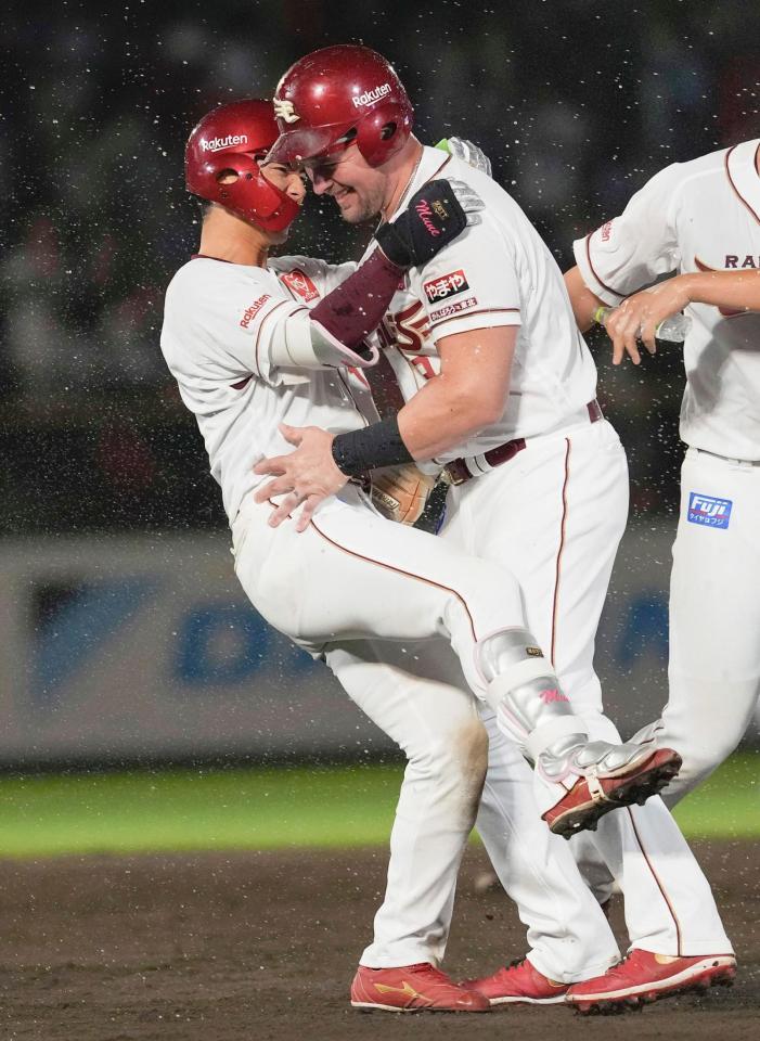 　９回、サヨナラ打を放ち、ボイト（右）と抱き合う宗山