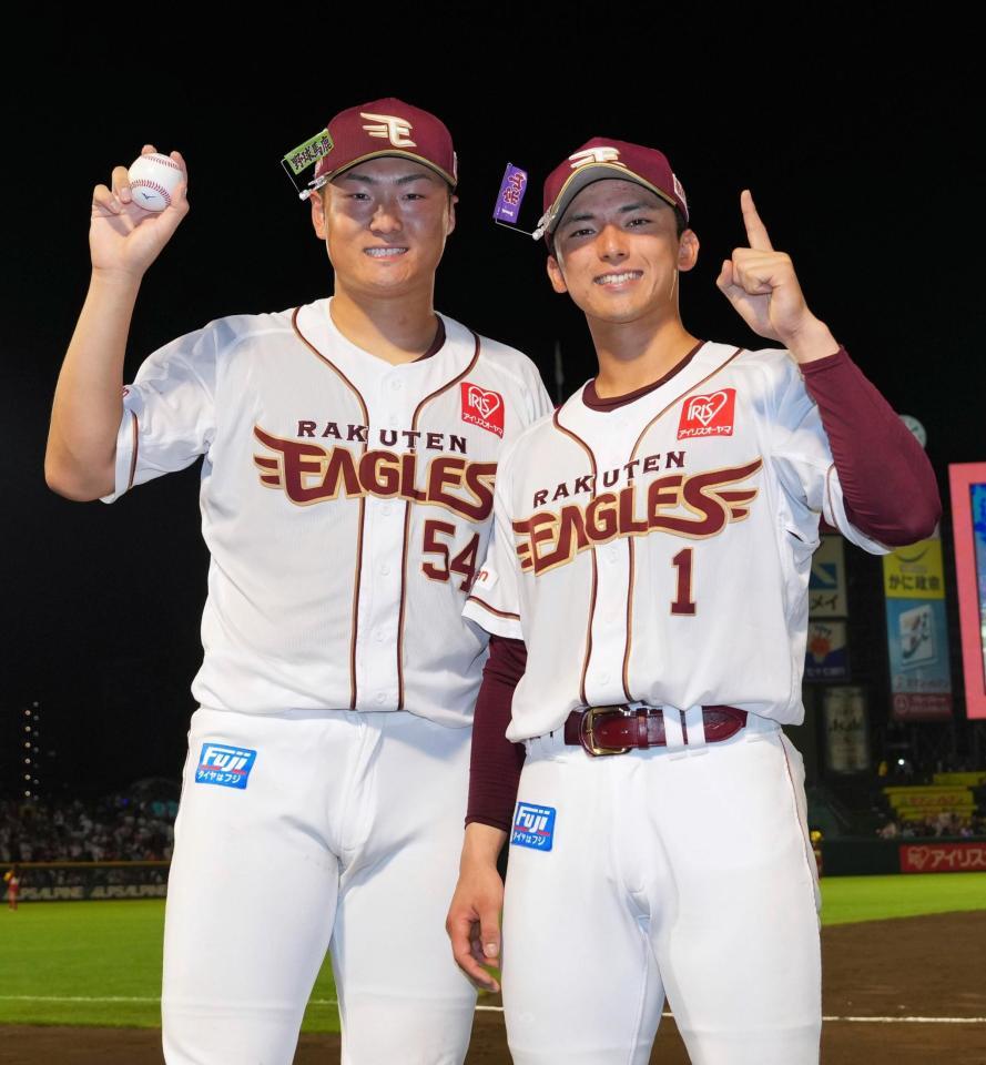 　ヒーローインタビューを終え、ポーズをとる日当（左）と宗山