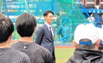 今季限り引退の日本ハム・若林　スーツ姿で１軍メンバーにあいさつ「一緒に野球ができたことを誇りに」