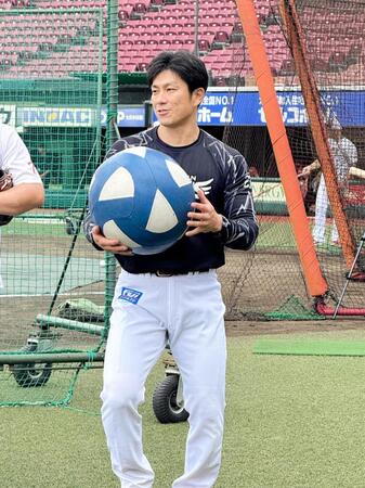 現役引退の楽天・岡島豪郎が涙の中前打　八回に代打で登場　ラスト打席に本拠地は熱狂の渦、ファンもらい泣き　引退セレモニー予定から引退試合を敢行