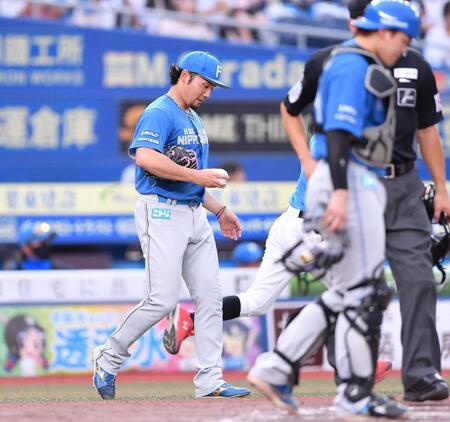 　８回、高部に右線適時三塁打を打たれた伊藤（後方）。捕手・田宮（撮影・開出牧）