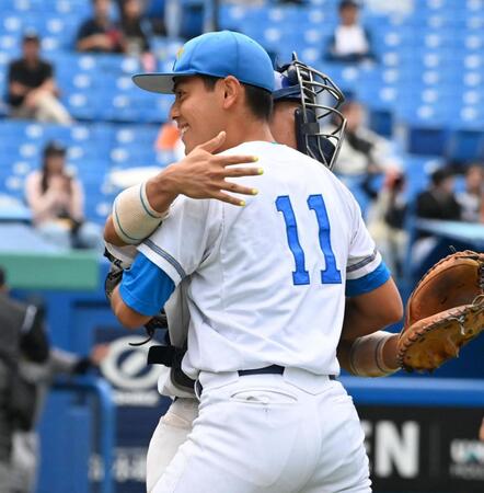 　６回２死満塁のピンチを切り抜け明石健と抱き合う東大・江口直希（右）＝撮影・持木克友