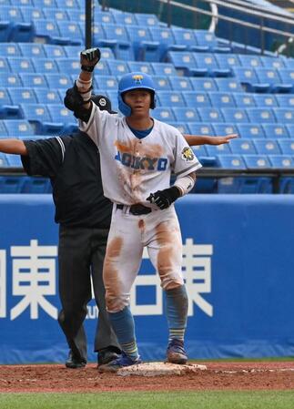 　４回、右越えに走者一掃の適時二塁打を放ち送球間に三塁を陥れた東大・明石健（撮影・持木克友）