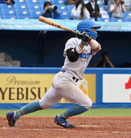 　４回、右越えに走者一掃の適時二塁打を放つ東大・明石健（撮影・持木克友）
