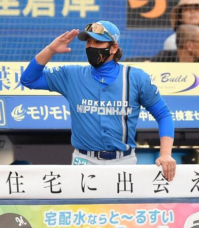 　ロッテに完封負けを喫しベンチで敬礼ポーズをする新庄監督（撮影・開出牧）