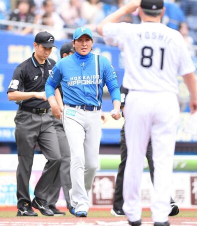 　メンバー表交換に現れた新庄監督（後方）。手前は吉井監督（撮影・開出牧）