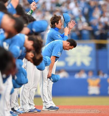 　試合後、ロッテファンで埋め尽くされたライトスタントに向かってナインと共にあいさつした新庄監督（後方）＝撮影・開出牧