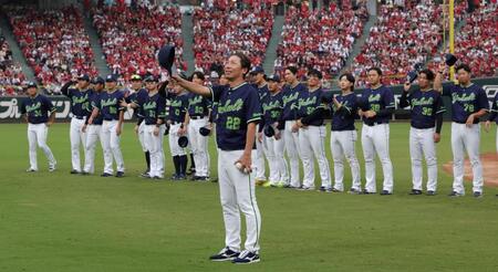 　マツダスタジアムのファンにあいさつする高津監督（撮影・市尻達拡）