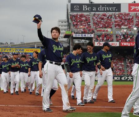 　マツダスタジアムのファンに手を振る村上（撮影・市尻達拡）
